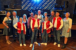 01 Oktoberf KGRheinh 2025-10-10 06  Oktoberfeste und ein Jubiläum - Den Freitagabend beginnen wir mit dem Besuch des Oktoberfestes der KG Rot-Weiß Rheinhausen in der Erlöserkirche in Rheinhausen. Etwas später heißt es dann „O`zapft is“ beim Oktoberfest in Opgen-Rhein's "Zum Johanniter“. Am Samstag waren wir dann Gäste beim 55-Jährigen Firmenjubiläum der Poschmann Gerüstbau GmbH. : DVPJ, Toni I, Jules I., Prinz Karneval, Prinz, Prinzessin Aileen I., Hofmarschälle, Page, Pagen, Paginnen, HDK, Duisburg, Karneval, Helau, Tollität, Event, Session 2025, Session 2025, HDK Duisburg, Hauptausschuss, Hauptausschuss Karneval Duisburg, Duisburg ist echt