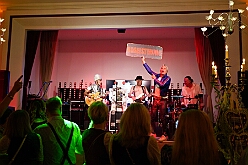 02 Oktoberf ZumJohanniter 2025-10-10 01  Oktoberfeste und ein Jubiläum - Den Freitagabend beginnen wir mit dem Besuch des Oktoberfestes der KG Rot-Weiß Rheinhausen in der Erlöserkirche in Rheinhausen. Etwas später heißt es dann „O`zapft is“ beim Oktoberfest in Opgen-Rhein's "Zum Johanniter“. Am Samstag waren wir dann Gäste beim 55-Jährigen Firmenjubiläum der Poschmann Gerüstbau GmbH. : DVPJ, Toni I, Jules I., Prinz Karneval, Prinz, Prinzessin Aileen I., Hofmarschälle, Page, Pagen, Paginnen, HDK, Duisburg, Karneval, Helau, Tollität, Event, Session 2025, Session 2025, HDK Duisburg, Hauptausschuss, Hauptausschuss Karneval Duisburg, Duisburg ist echt