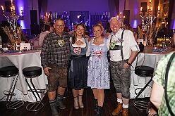 02 Oktoberf ZumJohanniter 2025-10-10 06  Oktoberfeste und ein Jubiläum - Den Freitagabend beginnen wir mit dem Besuch des Oktoberfestes der KG Rot-Weiß Rheinhausen in der Erlöserkirche in Rheinhausen. Etwas später heißt es dann „O`zapft is“ beim Oktoberfest in Opgen-Rhein's "Zum Johanniter“. Am Samstag waren wir dann Gäste beim 55-Jährigen Firmenjubiläum der Poschmann Gerüstbau GmbH. : DVPJ, Toni I, Jules I., Prinz Karneval, Prinz, Prinzessin Aileen I., Hofmarschälle, Page, Pagen, Paginnen, HDK, Duisburg, Karneval, Helau, Tollität, Event, Session 2025, Session 2025, HDK Duisburg, Hauptausschuss, Hauptausschuss Karneval Duisburg, Duisburg ist echt