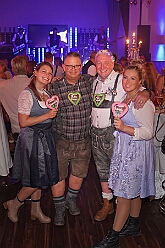 02 Oktoberf ZumJohanniter 2025-10-10 07  Oktoberfeste und ein Jubiläum - Den Freitagabend beginnen wir mit dem Besuch des Oktoberfestes der KG Rot-Weiß Rheinhausen in der Erlöserkirche in Rheinhausen. Etwas später heißt es dann „O`zapft is“ beim Oktoberfest in Opgen-Rhein's "Zum Johanniter“. Am Samstag waren wir dann Gäste beim 55-Jährigen Firmenjubiläum der Poschmann Gerüstbau GmbH. : DVPJ, Toni I, Jules I., Prinz Karneval, Prinz, Prinzessin Aileen I., Hofmarschälle, Page, Pagen, Paginnen, HDK, Duisburg, Karneval, Helau, Tollität, Event, Session 2025, Session 2025, HDK Duisburg, Hauptausschuss, Hauptausschuss Karneval Duisburg, Duisburg ist echt