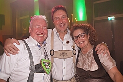 02 Oktoberf ZumJohanniter 2025-10-10 10  Oktoberfeste und ein Jubiläum - Den Freitagabend beginnen wir mit dem Besuch des Oktoberfestes der KG Rot-Weiß Rheinhausen in der Erlöserkirche in Rheinhausen. Etwas später heißt es dann „O`zapft is“ beim Oktoberfest in Opgen-Rhein's "Zum Johanniter“. Am Samstag waren wir dann Gäste beim 55-Jährigen Firmenjubiläum der Poschmann Gerüstbau GmbH. : DVPJ, Toni I, Jules I., Prinz Karneval, Prinz, Prinzessin Aileen I., Hofmarschälle, Page, Pagen, Paginnen, HDK, Duisburg, Karneval, Helau, Tollität, Event, Session 2025, Session 2025, HDK Duisburg, Hauptausschuss, Hauptausschuss Karneval Duisburg, Duisburg ist echt