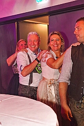 02 Oktoberf ZumJohanniter 2025-10-10 12  Oktoberfeste und ein Jubiläum - Den Freitagabend beginnen wir mit dem Besuch des Oktoberfestes der KG Rot-Weiß Rheinhausen in der Erlöserkirche in Rheinhausen. Etwas später heißt es dann „O`zapft is“ beim Oktoberfest in Opgen-Rhein's "Zum Johanniter“. Am Samstag waren wir dann Gäste beim 55-Jährigen Firmenjubiläum der Poschmann Gerüstbau GmbH. : DVPJ, Toni I, Jules I., Prinz Karneval, Prinz, Prinzessin Aileen I., Hofmarschälle, Page, Pagen, Paginnen, HDK, Duisburg, Karneval, Helau, Tollität, Event, Session 2025, Session 2025, HDK Duisburg, Hauptausschuss, Hauptausschuss Karneval Duisburg, Duisburg ist echt