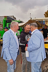 03 JubilPoschmann 2025-10-11 02  Oktoberfeste und ein Jubiläum - Den Freitagabend beginnen wir mit dem Besuch des Oktoberfestes der KG Rot-Weiß Rheinhausen in der Erlöserkirche in Rheinhausen. Etwas später heißt es dann „O`zapft is“ beim Oktoberfest in Opgen-Rhein's "Zum Johanniter“. Am Samstag waren wir dann Gäste beim 55-Jährigen Firmenjubiläum der Poschmann Gerüstbau GmbH. : DVPJ, Toni I, Jules I., Prinz Karneval, Prinz, Prinzessin Aileen I., Hofmarschälle, Page, Pagen, Paginnen, HDK, Duisburg, Karneval, Helau, Tollität, Event, Session 2025, Session 2025, HDK Duisburg, Hauptausschuss, Hauptausschuss Karneval Duisburg, Duisburg ist echt