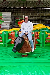 03 JubilPoschmann 2025-10-11 04  Oktoberfeste und ein Jubiläum - Den Freitagabend beginnen wir mit dem Besuch des Oktoberfestes der KG Rot-Weiß Rheinhausen in der Erlöserkirche in Rheinhausen. Etwas später heißt es dann „O`zapft is“ beim Oktoberfest in Opgen-Rhein's "Zum Johanniter“. Am Samstag waren wir dann Gäste beim 55-Jährigen Firmenjubiläum der Poschmann Gerüstbau GmbH. : DVPJ, Toni I, Jules I., Prinz Karneval, Prinz, Prinzessin Aileen I., Hofmarschälle, Page, Pagen, Paginnen, HDK, Duisburg, Karneval, Helau, Tollität, Event, Session 2025, Session 2025, HDK Duisburg, Hauptausschuss, Hauptausschuss Karneval Duisburg, Duisburg ist echt