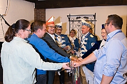 01 VergatttEhrengd 2025-11-07 03  Vergatterung und Hoppeditz  - Im „Ungelsheimer Treff“ begann am Freitagabend, 7. 11. das 1. Auftakt Wochenende der neuen Karnevalssession. Wir waren Gäste bei der „Vergatterung“ der Ehrengarde. Heimspiel für Rabea und Oliver. Zum nächsten Heimspiel, das von Thomas, waren wir dann zum Hoppeditzerwachen seiner KG in Baerl im „Waldhof“. : DVPJ, Toni I, Jules I., Prinz Karneval, Prinz, Prinzessin Aileen I., Hofmarschälle, Page, Pagen, Paginnen, HDK, Duisburg, Karneval, Helau, Tollität, Event, Session 2025, Session 2025, HDK Duisburg, Hauptausschuss, Hauptausschuss Karneval Duisburg, Duisburg ist echt