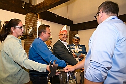 01 VergatttEhrengd 2025-11-07 04  Vergatterung und Hoppeditz  - Im „Ungelsheimer Treff“ begann am Freitagabend, 7. 11. das 1. Auftakt Wochenende der neuen Karnevalssession. Wir waren Gäste bei der „Vergatterung“ der Ehrengarde. Heimspiel für Rabea und Oliver. Zum nächsten Heimspiel, das von Thomas, waren wir dann zum Hoppeditzerwachen seiner KG in Baerl im „Waldhof“. : DVPJ, Toni I, Jules I., Prinz Karneval, Prinz, Prinzessin Aileen I., Hofmarschälle, Page, Pagen, Paginnen, HDK, Duisburg, Karneval, Helau, Tollität, Event, Session 2025, Session 2025, HDK Duisburg, Hauptausschuss, Hauptausschuss Karneval Duisburg, Duisburg ist echt