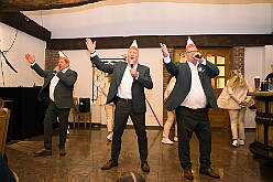 01 VergatttEhrengd 2025-11-07 10  Vergatterung und Hoppeditz  - Im „Ungelsheimer Treff“ begann am Freitagabend, 7. 11. das 1. Auftakt Wochenende der neuen Karnevalssession. Wir waren Gäste bei der „Vergatterung“ der Ehrengarde. Heimspiel für Rabea und Oliver. Zum nächsten Heimspiel, das von Thomas, waren wir dann zum Hoppeditzerwachen seiner KG in Baerl im „Waldhof“. : DVPJ, Toni I, Jules I., Prinz Karneval, Prinz, Prinzessin Aileen I., Hofmarschälle, Page, Pagen, Paginnen, HDK, Duisburg, Karneval, Helau, Tollität, Event, Session 2025, Session 2025, HDK Duisburg, Hauptausschuss, Hauptausschuss Karneval Duisburg, Duisburg ist echt