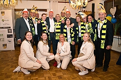 02 Hoppeditz Baerl 2025-11-07 06  Vergatterung und Hoppeditz  - Im „Ungelsheimer Treff“ begann am Freitagabend, 7. 11. das 1. Auftakt Wochenende der neuen Karnevalssession. Wir waren Gäste bei der „Vergatterung“ der Ehrengarde. Heimspiel für Rabea und Oliver. Zum nächsten Heimspiel, das von Thomas, waren wir dann zum Hoppeditzerwachen seiner KG in Baerl im „Waldhof“. : DVPJ, Toni I, Jules I., Prinz Karneval, Prinz, Prinzessin Aileen I., Hofmarschälle, Page, Pagen, Paginnen, HDK, Duisburg, Karneval, Helau, Tollität, Event, Session 2025, Session 2025, HDK Duisburg, Hauptausschuss, Hauptausschuss Karneval Duisburg, Duisburg ist echt