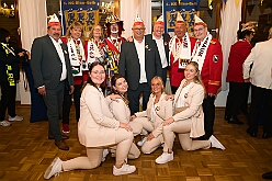 02 Hoppeditz Baerl 2025-11-07 09  Vergatterung und Hoppeditz  - Im „Ungelsheimer Treff“ begann am Freitagabend, 7. 11. das 1. Auftakt Wochenende der neuen Karnevalssession. Wir waren Gäste bei der „Vergatterung“ der Ehrengarde. Heimspiel für Rabea und Oliver. Zum nächsten Heimspiel, das von Thomas, waren wir dann zum Hoppeditzerwachen seiner KG in Baerl im „Waldhof“. : DVPJ, Toni I, Jules I., Prinz Karneval, Prinz, Prinzessin Aileen I., Hofmarschälle, Page, Pagen, Paginnen, HDK, Duisburg, Karneval, Helau, Tollität, Event, Session 2025, Session 2025, HDK Duisburg, Hauptausschuss, Hauptausschuss Karneval Duisburg, Duisburg ist echt