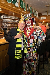 02 Hoppeditz Baerl 2025-11-07 10  Vergatterung und Hoppeditz  - Im „Ungelsheimer Treff“ begann am Freitagabend, 7. 11. das 1. Auftakt Wochenende der neuen Karnevalssession. Wir waren Gäste bei der „Vergatterung“ der Ehrengarde. Heimspiel für Rabea und Oliver. Zum nächsten Heimspiel, das von Thomas, waren wir dann zum Hoppeditzerwachen seiner KG in Baerl im „Waldhof“. : DVPJ, Toni I, Jules I., Prinz Karneval, Prinz, Prinzessin Aileen I., Hofmarschälle, Page, Pagen, Paginnen, HDK, Duisburg, Karneval, Helau, Tollität, Event, Session 2025, Session 2025, HDK Duisburg, Hauptausschuss, Hauptausschuss Karneval Duisburg, Duisburg ist echt