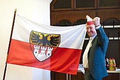 EmpfangRathaus 2025-11-07 03  Empfang im Rathaus der Stadt Duisburg -- OB Sören Link empfing se. des. Tollität Prinz Karneval der Stadt Duisburg 2026,Toni I.. mit seiner Crew im Rathaus. Ein Eintrag In das Gästebuch der Stadt Duisburg durfte hierbei nicht fehlen. : DVPJ, Toni I, Jules I., Prinz Karneval, Prinz, Prinzessin Aileen I., Hofmarschälle, Page, Pagen, Paginnen, HDK, Duisburg, Karneval, Helau, Tollität, Event, Session 2025, Session 2025, HDK Duisburg, Hauptausschuss, Hauptausschuss Karneval Duisburg, Duisburg ist echt