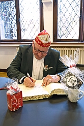 EmpfangRathaus 2025-11-07 10  Empfang im Rathaus der Stadt Duisburg -- OB Sören Link empfing se. des. Tollität Prinz Karneval der Stadt Duisburg 2026,Toni I.. mit seiner Crew im Rathaus. Ein Eintrag In das Gästebuch der Stadt Duisburg durfte hierbei nicht fehlen. : DVPJ, Toni I, Jules I., Prinz Karneval, Prinz, Prinzessin Aileen I., Hofmarschälle, Page, Pagen, Paginnen, HDK, Duisburg, Karneval, Helau, Tollität, Event, Session 2025, Session 2025, HDK Duisburg, Hauptausschuss, Hauptausschuss Karneval Duisburg, Duisburg ist echt