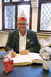 EmpfangRathaus 2025-11-07 11  Empfang im Rathaus der Stadt Duisburg -- OB Sören Link empfing se. des. Tollität Prinz Karneval der Stadt Duisburg 2026,Toni I.. mit seiner Crew im Rathaus. Ein Eintrag In das Gästebuch der Stadt Duisburg durfte hierbei nicht fehlen. : DVPJ, Toni I, Jules I., Prinz Karneval, Prinz, Prinzessin Aileen I., Hofmarschälle, Page, Pagen, Paginnen, HDK, Duisburg, Karneval, Helau, Tollität, Event, Session 2025, Session 2025, HDK Duisburg, Hauptausschuss, Hauptausschuss Karneval Duisburg, Duisburg ist echt