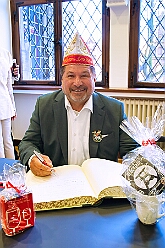 EmpfangRathaus 2025-11-07 12  Empfang im Rathaus der Stadt Duisburg -- OB Sören Link empfing se. des. Tollität Prinz Karneval der Stadt Duisburg 2026,Toni I.. mit seiner Crew im Rathaus. Ein Eintrag In das Gästebuch der Stadt Duisburg durfte hierbei nicht fehlen. : DVPJ, Toni I, Jules I., Prinz Karneval, Prinz, Prinzessin Aileen I., Hofmarschälle, Page, Pagen, Paginnen, HDK, Duisburg, Karneval, Helau, Tollität, Event, Session 2025, Session 2025, HDK Duisburg, Hauptausschuss, Hauptausschuss Karneval Duisburg, Duisburg ist echt