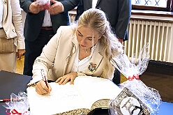 EmpfangRathaus 2025-11-07 13  Empfang im Rathaus der Stadt Duisburg -- OB Sören Link empfing se. des. Tollität Prinz Karneval der Stadt Duisburg 2026,Toni I.. mit seiner Crew im Rathaus. Ein Eintrag In das Gästebuch der Stadt Duisburg durfte hierbei nicht fehlen. : DVPJ, Toni I, Jules I., Prinz Karneval, Prinz, Prinzessin Aileen I., Hofmarschälle, Page, Pagen, Paginnen, HDK, Duisburg, Karneval, Helau, Tollität, Event, Session 2025, Session 2025, HDK Duisburg, Hauptausschuss, Hauptausschuss Karneval Duisburg, Duisburg ist echt