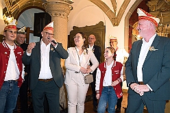 EmpfangRathaus 2025-11-07 22  Empfang im Rathaus der Stadt Duisburg -- OB Sören Link empfing se. des. Tollität Prinz Karneval der Stadt Duisburg 2026,Toni I.. mit seiner Crew im Rathaus. Ein Eintrag In das Gästebuch der Stadt Duisburg durfte hierbei nicht fehlen. : DVPJ, Toni I, Jules I., Prinz Karneval, Prinz, Prinzessin Aileen I., Hofmarschälle, Page, Pagen, Paginnen, HDK, Duisburg, Karneval, Helau, Tollität, Event, Session 2025, Session 2025, HDK Duisburg, Hauptausschuss, Hauptausschuss Karneval Duisburg, Duisburg ist echt