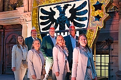 EmpfangRathaus 2025-11-07 37  Empfang im Rathaus der Stadt Duisburg -- OB Sören Link empfing se. des. Tollität Prinz Karneval der Stadt Duisburg 2026,Toni I.. mit seiner Crew im Rathaus. Ein Eintrag In das Gästebuch der Stadt Duisburg durfte hierbei nicht fehlen. : DVPJ, Toni I, Jules I., Prinz Karneval, Prinz, Prinzessin Aileen I., Hofmarschälle, Page, Pagen, Paginnen, HDK, Duisburg, Karneval, Helau, Tollität, Event, Session 2025, Session 2025, HDK Duisburg, Hauptausschuss, Hauptausschuss Karneval Duisburg, Duisburg ist echt