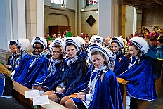 01 Auftakt Nordvere 2025-11-08 03  Von der karnevalistischen Messe bis zum Legionsappell  - Begonnen hat der Tag mit der karnevalistischen Messe in der Abteikirche in Duisburg Hamborn. Danach dann die Auftaktveranstaltung der Nord-Vereine auf der Bühne auf dem Rathausplatz.Über einen kleinen Zwischenstopp in der Wagenbauhalle des .1 OKK 99 Oschau-Berger Jonges e.V. ging es dann zur Party der KG Sonniger Süden in die Falkstraße. Von dort ins „St. Ewald Gemeindehaus“ in Laar, dort feierte die Rot-Goldenen KG. Dann zurück dann in die City zum „IntercityHotel“. Die Römergarde hat zum Legionsappell geladen. : DVPJ, Toni I, Jules I., Prinz Karneval, Prinz, Prinzessin Aileen I., Hofmarschälle, Page, Pagen, Paginnen, HDK, Duisburg, Karneval, Helau, Tollität, Event, Session 2025, Session 2025, HDK Duisburg, Hauptausschuss, Hauptausschuss Karneval Duisburg, Duisburg ist echt