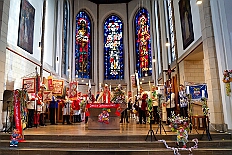 01 Auftakt Nordvere 2025-11-08 07  Von der karnevalistischen Messe bis zum Legionsappell  - Begonnen hat der Tag mit der karnevalistischen Messe in der Abteikirche in Duisburg Hamborn. Danach dann die Auftaktveranstaltung der Nord-Vereine auf der Bühne auf dem Rathausplatz.Über einen kleinen Zwischenstopp in der Wagenbauhalle des .1 OKK 99 Oschau-Berger Jonges e.V. ging es dann zur Party der KG Sonniger Süden in die Falkstraße. Von dort ins „St. Ewald Gemeindehaus“ in Laar, dort feierte die Rot-Goldenen KG. Dann zurück dann in die City zum „IntercityHotel“. Die Römergarde hat zum Legionsappell geladen. : DVPJ, Toni I, Jules I., Prinz Karneval, Prinz, Prinzessin Aileen I., Hofmarschälle, Page, Pagen, Paginnen, HDK, Duisburg, Karneval, Helau, Tollität, Event, Session 2025, Session 2025, HDK Duisburg, Hauptausschuss, Hauptausschuss Karneval Duisburg, Duisburg ist echt