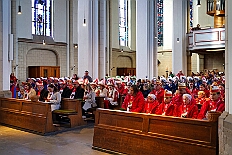 01 Auftakt Nordvere 2025-11-08 08  Von der karnevalistischen Messe bis zum Legionsappell  - Begonnen hat der Tag mit der karnevalistischen Messe in der Abteikirche in Duisburg Hamborn. Danach dann die Auftaktveranstaltung der Nord-Vereine auf der Bühne auf dem Rathausplatz.Über einen kleinen Zwischenstopp in der Wagenbauhalle des .1 OKK 99 Oschau-Berger Jonges e.V. ging es dann zur Party der KG Sonniger Süden in die Falkstraße. Von dort ins „St. Ewald Gemeindehaus“ in Laar, dort feierte die Rot-Goldenen KG. Dann zurück dann in die City zum „IntercityHotel“. Die Römergarde hat zum Legionsappell geladen. : DVPJ, Toni I, Jules I., Prinz Karneval, Prinz, Prinzessin Aileen I., Hofmarschälle, Page, Pagen, Paginnen, HDK, Duisburg, Karneval, Helau, Tollität, Event, Session 2025, Session 2025, HDK Duisburg, Hauptausschuss, Hauptausschuss Karneval Duisburg, Duisburg ist echt