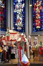 01 Auftakt Nordvere 2025-11-08 09  Von der karnevalistischen Messe bis zum Legionsappell  - Begonnen hat der Tag mit der karnevalistischen Messe in der Abteikirche in Duisburg Hamborn. Danach dann die Auftaktveranstaltung der Nord-Vereine auf der Bühne auf dem Rathausplatz.Über einen kleinen Zwischenstopp in der Wagenbauhalle des .1 OKK 99 Oschau-Berger Jonges e.V. ging es dann zur Party der KG Sonniger Süden in die Falkstraße. Von dort ins „St. Ewald Gemeindehaus“ in Laar, dort feierte die Rot-Goldenen KG. Dann zurück dann in die City zum „IntercityHotel“. Die Römergarde hat zum Legionsappell geladen. : DVPJ, Toni I, Jules I., Prinz Karneval, Prinz, Prinzessin Aileen I., Hofmarschälle, Page, Pagen, Paginnen, HDK, Duisburg, Karneval, Helau, Tollität, Event, Session 2025, Session 2025, HDK Duisburg, Hauptausschuss, Hauptausschuss Karneval Duisburg, Duisburg ist echt