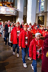 01 Auftakt Nordvere 2025-11-08 11  Von der karnevalistischen Messe bis zum Legionsappell  - Begonnen hat der Tag mit der karnevalistischen Messe in der Abteikirche in Duisburg Hamborn. Danach dann die Auftaktveranstaltung der Nord-Vereine auf der Bühne auf dem Rathausplatz.Über einen kleinen Zwischenstopp in der Wagenbauhalle des .1 OKK 99 Oschau-Berger Jonges e.V. ging es dann zur Party der KG Sonniger Süden in die Falkstraße. Von dort ins „St. Ewald Gemeindehaus“ in Laar, dort feierte die Rot-Goldenen KG. Dann zurück dann in die City zum „IntercityHotel“. Die Römergarde hat zum Legionsappell geladen. : DVPJ, Toni I, Jules I., Prinz Karneval, Prinz, Prinzessin Aileen I., Hofmarschälle, Page, Pagen, Paginnen, HDK, Duisburg, Karneval, Helau, Tollität, Event, Session 2025, Session 2025, HDK Duisburg, Hauptausschuss, Hauptausschuss Karneval Duisburg, Duisburg ist echt