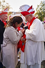 01 Auftakt Nordvere 2025-11-08 13  Von der karnevalistischen Messe bis zum Legionsappell  - Begonnen hat der Tag mit der karnevalistischen Messe in der Abteikirche in Duisburg Hamborn. Danach dann die Auftaktveranstaltung der Nord-Vereine auf der Bühne auf dem Rathausplatz.Über einen kleinen Zwischenstopp in der Wagenbauhalle des .1 OKK 99 Oschau-Berger Jonges e.V. ging es dann zur Party der KG Sonniger Süden in die Falkstraße. Von dort ins „St. Ewald Gemeindehaus“ in Laar, dort feierte die Rot-Goldenen KG. Dann zurück dann in die City zum „IntercityHotel“. Die Römergarde hat zum Legionsappell geladen. : DVPJ, Toni I, Jules I., Prinz Karneval, Prinz, Prinzessin Aileen I., Hofmarschälle, Page, Pagen, Paginnen, HDK, Duisburg, Karneval, Helau, Tollität, Event, Session 2025, Session 2025, HDK Duisburg, Hauptausschuss, Hauptausschuss Karneval Duisburg, Duisburg ist echt