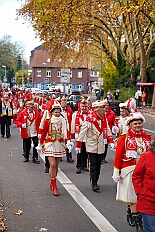 01 Auftakt Nordvere 2025-11-08 17  Von der karnevalistischen Messe bis zum Legionsappell  - Begonnen hat der Tag mit der karnevalistischen Messe in der Abteikirche in Duisburg Hamborn. Danach dann die Auftaktveranstaltung der Nord-Vereine auf der Bühne auf dem Rathausplatz.Über einen kleinen Zwischenstopp in der Wagenbauhalle des .1 OKK 99 Oschau-Berger Jonges e.V. ging es dann zur Party der KG Sonniger Süden in die Falkstraße. Von dort ins „St. Ewald Gemeindehaus“ in Laar, dort feierte die Rot-Goldenen KG. Dann zurück dann in die City zum „IntercityHotel“. Die Römergarde hat zum Legionsappell geladen. : DVPJ, Toni I, Jules I., Prinz Karneval, Prinz, Prinzessin Aileen I., Hofmarschälle, Page, Pagen, Paginnen, HDK, Duisburg, Karneval, Helau, Tollität, Event, Session 2025, Session 2025, HDK Duisburg, Hauptausschuss, Hauptausschuss Karneval Duisburg, Duisburg ist echt