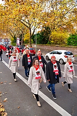 01 Auftakt Nordvere 2025-11-08 21  Von der karnevalistischen Messe bis zum Legionsappell  - Begonnen hat der Tag mit der karnevalistischen Messe in der Abteikirche in Duisburg Hamborn. Danach dann die Auftaktveranstaltung der Nord-Vereine auf der Bühne auf dem Rathausplatz.Über einen kleinen Zwischenstopp in der Wagenbauhalle des .1 OKK 99 Oschau-Berger Jonges e.V. ging es dann zur Party der KG Sonniger Süden in die Falkstraße. Von dort ins „St. Ewald Gemeindehaus“ in Laar, dort feierte die Rot-Goldenen KG. Dann zurück dann in die City zum „IntercityHotel“. Die Römergarde hat zum Legionsappell geladen. : DVPJ, Toni I, Jules I., Prinz Karneval, Prinz, Prinzessin Aileen I., Hofmarschälle, Page, Pagen, Paginnen, HDK, Duisburg, Karneval, Helau, Tollität, Event, Session 2025, Session 2025, HDK Duisburg, Hauptausschuss, Hauptausschuss Karneval Duisburg, Duisburg ist echt