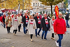 01 Auftakt Nordvere 2025-11-08 23  Von der karnevalistischen Messe bis zum Legionsappell  - Begonnen hat der Tag mit der karnevalistischen Messe in der Abteikirche in Duisburg Hamborn. Danach dann die Auftaktveranstaltung der Nord-Vereine auf der Bühne auf dem Rathausplatz.Über einen kleinen Zwischenstopp in der Wagenbauhalle des .1 OKK 99 Oschau-Berger Jonges e.V. ging es dann zur Party der KG Sonniger Süden in die Falkstraße. Von dort ins „St. Ewald Gemeindehaus“ in Laar, dort feierte die Rot-Goldenen KG. Dann zurück dann in die City zum „IntercityHotel“. Die Römergarde hat zum Legionsappell geladen. : DVPJ, Toni I, Jules I., Prinz Karneval, Prinz, Prinzessin Aileen I., Hofmarschälle, Page, Pagen, Paginnen, HDK, Duisburg, Karneval, Helau, Tollität, Event, Session 2025, Session 2025, HDK Duisburg, Hauptausschuss, Hauptausschuss Karneval Duisburg, Duisburg ist echt