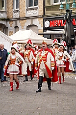 01 Auftakt Nordvere 2025-11-08 25  Von der karnevalistischen Messe bis zum Legionsappell  - Begonnen hat der Tag mit der karnevalistischen Messe in der Abteikirche in Duisburg Hamborn. Danach dann die Auftaktveranstaltung der Nord-Vereine auf der Bühne auf dem Rathausplatz.Über einen kleinen Zwischenstopp in der Wagenbauhalle des .1 OKK 99 Oschau-Berger Jonges e.V. ging es dann zur Party der KG Sonniger Süden in die Falkstraße. Von dort ins „St. Ewald Gemeindehaus“ in Laar, dort feierte die Rot-Goldenen KG. Dann zurück dann in die City zum „IntercityHotel“. Die Römergarde hat zum Legionsappell geladen. : DVPJ, Toni I, Jules I., Prinz Karneval, Prinz, Prinzessin Aileen I., Hofmarschälle, Page, Pagen, Paginnen, HDK, Duisburg, Karneval, Helau, Tollität, Event, Session 2025, Session 2025, HDK Duisburg, Hauptausschuss, Hauptausschuss Karneval Duisburg, Duisburg ist echt
