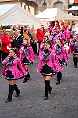 01 Auftakt Nordvere 2025-11-08 27  Von der karnevalistischen Messe bis zum Legionsappell  - Begonnen hat der Tag mit der karnevalistischen Messe in der Abteikirche in Duisburg Hamborn. Danach dann die Auftaktveranstaltung der Nord-Vereine auf der Bühne auf dem Rathausplatz.Über einen kleinen Zwischenstopp in der Wagenbauhalle des .1 OKK 99 Oschau-Berger Jonges e.V. ging es dann zur Party der KG Sonniger Süden in die Falkstraße. Von dort ins „St. Ewald Gemeindehaus“ in Laar, dort feierte die Rot-Goldenen KG. Dann zurück dann in die City zum „IntercityHotel“. Die Römergarde hat zum Legionsappell geladen. : DVPJ, Toni I, Jules I., Prinz Karneval, Prinz, Prinzessin Aileen I., Hofmarschälle, Page, Pagen, Paginnen, HDK, Duisburg, Karneval, Helau, Tollität, Event, Session 2025, Session 2025, HDK Duisburg, Hauptausschuss, Hauptausschuss Karneval Duisburg, Duisburg ist echt
