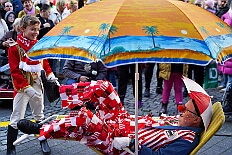 01 Auftakt Nordvere 2025-11-08 28  Von der karnevalistischen Messe bis zum Legionsappell  - Begonnen hat der Tag mit der karnevalistischen Messe in der Abteikirche in Duisburg Hamborn. Danach dann die Auftaktveranstaltung der Nord-Vereine auf der Bühne auf dem Rathausplatz.Über einen kleinen Zwischenstopp in der Wagenbauhalle des .1 OKK 99 Oschau-Berger Jonges e.V. ging es dann zur Party der KG Sonniger Süden in die Falkstraße. Von dort ins „St. Ewald Gemeindehaus“ in Laar, dort feierte die Rot-Goldenen KG. Dann zurück dann in die City zum „IntercityHotel“. Die Römergarde hat zum Legionsappell geladen. : DVPJ, Toni I, Jules I., Prinz Karneval, Prinz, Prinzessin Aileen I., Hofmarschälle, Page, Pagen, Paginnen, HDK, Duisburg, Karneval, Helau, Tollität, Event, Session 2025, Session 2025, HDK Duisburg, Hauptausschuss, Hauptausschuss Karneval Duisburg, Duisburg ist echt