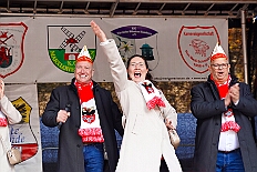 01 Auftakt Nordvere 2025-11-08 32  Von der karnevalistischen Messe bis zum Legionsappell  - Begonnen hat der Tag mit der karnevalistischen Messe in der Abteikirche in Duisburg Hamborn. Danach dann die Auftaktveranstaltung der Nord-Vereine auf der Bühne auf dem Rathausplatz.Über einen kleinen Zwischenstopp in der Wagenbauhalle des .1 OKK 99 Oschau-Berger Jonges e.V. ging es dann zur Party der KG Sonniger Süden in die Falkstraße. Von dort ins „St. Ewald Gemeindehaus“ in Laar, dort feierte die Rot-Goldenen KG. Dann zurück dann in die City zum „IntercityHotel“. Die Römergarde hat zum Legionsappell geladen. : DVPJ, Toni I, Jules I., Prinz Karneval, Prinz, Prinzessin Aileen I., Hofmarschälle, Page, Pagen, Paginnen, HDK, Duisburg, Karneval, Helau, Tollität, Event, Session 2025, Session 2025, HDK Duisburg, Hauptausschuss, Hauptausschuss Karneval Duisburg, Duisburg ist echt