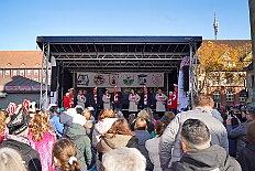 01 Auftakt Nordvere 2025-11-08 33  Von der karnevalistischen Messe bis zum Legionsappell  - Begonnen hat der Tag mit der karnevalistischen Messe in der Abteikirche in Duisburg Hamborn. Danach dann die Auftaktveranstaltung der Nord-Vereine auf der Bühne auf dem Rathausplatz.Über einen kleinen Zwischenstopp in der Wagenbauhalle des .1 OKK 99 Oschau-Berger Jonges e.V. ging es dann zur Party der KG Sonniger Süden in die Falkstraße. Von dort ins „St. Ewald Gemeindehaus“ in Laar, dort feierte die Rot-Goldenen KG. Dann zurück dann in die City zum „IntercityHotel“. Die Römergarde hat zum Legionsappell geladen. : DVPJ, Toni I, Jules I., Prinz Karneval, Prinz, Prinzessin Aileen I., Hofmarschälle, Page, Pagen, Paginnen, HDK, Duisburg, Karneval, Helau, Tollität, Event, Session 2025, Session 2025, HDK Duisburg, Hauptausschuss, Hauptausschuss Karneval Duisburg, Duisburg ist echt