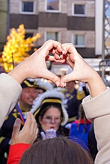 01 Auftakt Nordvere 2025-11-08 34  Von der karnevalistischen Messe bis zum Legionsappell  - Begonnen hat der Tag mit der karnevalistischen Messe in der Abteikirche in Duisburg Hamborn. Danach dann die Auftaktveranstaltung der Nord-Vereine auf der Bühne auf dem Rathausplatz.Über einen kleinen Zwischenstopp in der Wagenbauhalle des .1 OKK 99 Oschau-Berger Jonges e.V. ging es dann zur Party der KG Sonniger Süden in die Falkstraße. Von dort ins „St. Ewald Gemeindehaus“ in Laar, dort feierte die Rot-Goldenen KG. Dann zurück dann in die City zum „IntercityHotel“. Die Römergarde hat zum Legionsappell geladen. : DVPJ, Toni I, Jules I., Prinz Karneval, Prinz, Prinzessin Aileen I., Hofmarschälle, Page, Pagen, Paginnen, HDK, Duisburg, Karneval, Helau, Tollität, Event, Session 2025, Session 2025, HDK Duisburg, Hauptausschuss, Hauptausschuss Karneval Duisburg, Duisburg ist echt