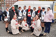 01 Auftakt Nordvere 2025-11-08 35  Von der karnevalistischen Messe bis zum Legionsappell  - Begonnen hat der Tag mit der karnevalistischen Messe in der Abteikirche in Duisburg Hamborn. Danach dann die Auftaktveranstaltung der Nord-Vereine auf der Bühne auf dem Rathausplatz.Über einen kleinen Zwischenstopp in der Wagenbauhalle des .1 OKK 99 Oschau-Berger Jonges e.V. ging es dann zur Party der KG Sonniger Süden in die Falkstraße. Von dort ins „St. Ewald Gemeindehaus“ in Laar, dort feierte die Rot-Goldenen KG. Dann zurück dann in die City zum „IntercityHotel“. Die Römergarde hat zum Legionsappell geladen. : DVPJ, Toni I, Jules I., Prinz Karneval, Prinz, Prinzessin Aileen I., Hofmarschälle, Page, Pagen, Paginnen, HDK, Duisburg, Karneval, Helau, Tollität, Event, Session 2025, Session 2025, HDK Duisburg, Hauptausschuss, Hauptausschuss Karneval Duisburg, Duisburg ist echt