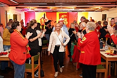 04 KG RG Laar 2025-11-08 04  Von der karnevalistischen Messe bis zum Legionsappell  - Begonnen hat der Tag mit der karnevalistischen Messe in der Abteikirche in Duisburg Hamborn. Danach dann die Auftaktveranstaltung der Nord-Vereine auf der Bühne auf dem Rathausplatz.Über einen kleinen Zwischenstopp in der Wagenbauhalle des .1 OKK 99 Oschau-Berger Jonges e.V. ging es dann zur Party der KG Sonniger Süden in die Falkstraße. Von dort ins „St. Ewald Gemeindehaus“ in Laar, dort feierte die Rot-Goldenen KG. Dann zurück dann in die City zum „IntercityHotel“. Die Römergarde hat zum Legionsappell geladen. : DVPJ, Toni I, Jules I., Prinz Karneval, Prinz, Prinzessin Aileen I., Hofmarschälle, Page, Pagen, Paginnen, HDK, Duisburg, Karneval, Helau, Tollität, Event, Session 2025, Session 2025, HDK Duisburg, Hauptausschuss, Hauptausschuss Karneval Duisburg, Duisburg ist echt