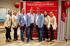 05 LegionAppel Roemergd 2025-11-08 01  Von der karnevalistischen Messe bis zum Legionsappell  - Begonnen hat der Tag mit der karnevalistischen Messe in der Abteikirche in Duisburg Hamborn. Danach dann die Auftaktveranstaltung der Nord-Vereine auf der Bühne auf dem Rathausplatz.Über einen kleinen Zwischenstopp in der Wagenbauhalle des .1 OKK 99 Oschau-Berger Jonges e.V. ging es dann zur Party der KG Sonniger Süden in die Falkstraße. Von dort ins „St. Ewald Gemeindehaus“ in Laar, dort feierte die Rot-Goldenen KG. Dann zurück dann in die City zum „IntercityHotel“. Die Römergarde hat zum Legionsappell geladen. : DVPJ, Toni I, Jules I., Prinz Karneval, Prinz, Prinzessin Aileen I., Hofmarschälle, Page, Pagen, Paginnen, HDK, Duisburg, Karneval, Helau, Tollität, Event, Session 2025, Session 2025, HDK Duisburg, Hauptausschuss, Hauptausschuss Karneval Duisburg, Duisburg ist echt