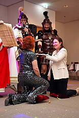 05 LegionAppel Roemergd 2025-11-08 06  Von der karnevalistischen Messe bis zum Legionsappell  - Begonnen hat der Tag mit der karnevalistischen Messe in der Abteikirche in Duisburg Hamborn. Danach dann die Auftaktveranstaltung der Nord-Vereine auf der Bühne auf dem Rathausplatz.Über einen kleinen Zwischenstopp in der Wagenbauhalle des .1 OKK 99 Oschau-Berger Jonges e.V. ging es dann zur Party der KG Sonniger Süden in die Falkstraße. Von dort ins „St. Ewald Gemeindehaus“ in Laar, dort feierte die Rot-Goldenen KG. Dann zurück dann in die City zum „IntercityHotel“. Die Römergarde hat zum Legionsappell geladen. : DVPJ, Toni I, Jules I., Prinz Karneval, Prinz, Prinzessin Aileen I., Hofmarschälle, Page, Pagen, Paginnen, HDK, Duisburg, Karneval, Helau, Tollität, Event, Session 2025, Session 2025, HDK Duisburg, Hauptausschuss, Hauptausschuss Karneval Duisburg, Duisburg ist echt