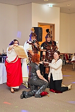 05 LegionAppel Roemergd 2025-11-08 07  Von der karnevalistischen Messe bis zum Legionsappell  - Begonnen hat der Tag mit der karnevalistischen Messe in der Abteikirche in Duisburg Hamborn. Danach dann die Auftaktveranstaltung der Nord-Vereine auf der Bühne auf dem Rathausplatz.Über einen kleinen Zwischenstopp in der Wagenbauhalle des .1 OKK 99 Oschau-Berger Jonges e.V. ging es dann zur Party der KG Sonniger Süden in die Falkstraße. Von dort ins „St. Ewald Gemeindehaus“ in Laar, dort feierte die Rot-Goldenen KG. Dann zurück dann in die City zum „IntercityHotel“. Die Römergarde hat zum Legionsappell geladen. : DVPJ, Toni I, Jules I., Prinz Karneval, Prinz, Prinzessin Aileen I., Hofmarschälle, Page, Pagen, Paginnen, HDK, Duisburg, Karneval, Helau, Tollität, Event, Session 2025, Session 2025, HDK Duisburg, Hauptausschuss, Hauptausschuss Karneval Duisburg, Duisburg ist echt