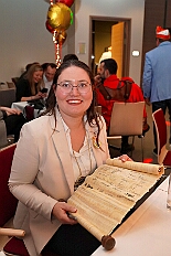 05 LegionAppel Roemergd 2025-11-08 09  Von der karnevalistischen Messe bis zum Legionsappell  - Begonnen hat der Tag mit der karnevalistischen Messe in der Abteikirche in Duisburg Hamborn. Danach dann die Auftaktveranstaltung der Nord-Vereine auf der Bühne auf dem Rathausplatz.Über einen kleinen Zwischenstopp in der Wagenbauhalle des .1 OKK 99 Oschau-Berger Jonges e.V. ging es dann zur Party der KG Sonniger Süden in die Falkstraße. Von dort ins „St. Ewald Gemeindehaus“ in Laar, dort feierte die Rot-Goldenen KG. Dann zurück dann in die City zum „IntercityHotel“. Die Römergarde hat zum Legionsappell geladen. : DVPJ, Toni I, Jules I., Prinz Karneval, Prinz, Prinzessin Aileen I., Hofmarschälle, Page, Pagen, Paginnen, HDK, Duisburg, Karneval, Helau, Tollität, Event, Session 2025, Session 2025, HDK Duisburg, Hauptausschuss, Hauptausschuss Karneval Duisburg, Duisburg ist echt