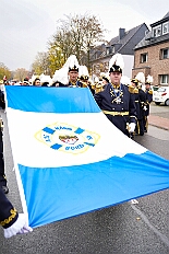 01 Biwak KG AMaB 2025-11-0 02  2 Mal Heimspiel  - Sonntagmorgen 9. November, Biwak der KG Alle Mann an Bord - die »Blauen Jungs« 1955 e.V., der „Heimathafen“ für unsere Christin und indirekt auch für se. des. Tollität. Ein Geschenk gab es auch, eine „Pömpel“ aus Marzipan. Danach dann zum Hoppditzerwachen der KG Südstern. Die Heimatgesellschaft in Serm von Pia und Toni. : DVPJ, Toni I, Jules I., Prinz Karneval, Prinz, Prinzessin Aileen I., Hofmarschälle, Page, Pagen, Paginnen, HDK, Duisburg, Karneval, Helau, Tollität, Event, Session 2025, Session 2025, HDK Duisburg, Hauptausschuss, Hauptausschuss Karneval Duisburg, Duisburg ist echt