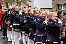 01 Biwak KG AMaB 2025-11-0 03  2 Mal Heimspiel  - Sonntagmorgen 9. November, Biwak der KG Alle Mann an Bord - die »Blauen Jungs« 1955 e.V., der „Heimathafen“ für unsere Christin und indirekt auch für se. des. Tollität. Ein Geschenk gab es auch, eine „Pömpel“ aus Marzipan. Danach dann zum Hoppditzerwachen der KG Südstern. Die Heimatgesellschaft in Serm von Pia und Toni. : DVPJ, Toni I, Jules I., Prinz Karneval, Prinz, Prinzessin Aileen I., Hofmarschälle, Page, Pagen, Paginnen, HDK, Duisburg, Karneval, Helau, Tollität, Event, Session 2025, Session 2025, HDK Duisburg, Hauptausschuss, Hauptausschuss Karneval Duisburg, Duisburg ist echt