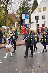 01 Biwak KG AMaB 2025-11-0 05  2 Mal Heimspiel  - Sonntagmorgen 9. November, Biwak der KG Alle Mann an Bord - die »Blauen Jungs« 1955 e.V., der „Heimathafen“ für unsere Christin und indirekt auch für se. des. Tollität. Ein Geschenk gab es auch, eine „Pömpel“ aus Marzipan. Danach dann zum Hoppditzerwachen der KG Südstern. Die Heimatgesellschaft in Serm von Pia und Toni. : DVPJ, Toni I, Jules I., Prinz Karneval, Prinz, Prinzessin Aileen I., Hofmarschälle, Page, Pagen, Paginnen, HDK, Duisburg, Karneval, Helau, Tollität, Event, Session 2025, Session 2025, HDK Duisburg, Hauptausschuss, Hauptausschuss Karneval Duisburg, Duisburg ist echt