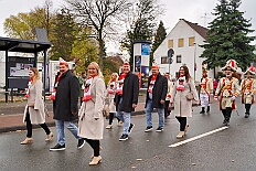 01 Biwak KG AMaB 2025-11-0 11  2 Mal Heimspiel  - Sonntagmorgen 9. November, Biwak der KG Alle Mann an Bord - die »Blauen Jungs« 1955 e.V., der „Heimathafen“ für unsere Christin und indirekt auch für se. des. Tollität. Ein Geschenk gab es auch, eine „Pömpel“ aus Marzipan. Danach dann zum Hoppditzerwachen der KG Südstern. Die Heimatgesellschaft in Serm von Pia und Toni. : DVPJ, Toni I, Jules I., Prinz Karneval, Prinz, Prinzessin Aileen I., Hofmarschälle, Page, Pagen, Paginnen, HDK, Duisburg, Karneval, Helau, Tollität, Event, Session 2025, Session 2025, HDK Duisburg, Hauptausschuss, Hauptausschuss Karneval Duisburg, Duisburg ist echt