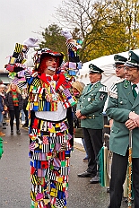 01 Biwak KG AMaB 2025-11-0 16  2 Mal Heimspiel  - Sonntagmorgen 9. November, Biwak der KG Alle Mann an Bord - die »Blauen Jungs« 1955 e.V., der „Heimathafen“ für unsere Christin und indirekt auch für se. des. Tollität. Ein Geschenk gab es auch, eine „Pömpel“ aus Marzipan. Danach dann zum Hoppditzerwachen der KG Südstern. Die Heimatgesellschaft in Serm von Pia und Toni. : DVPJ, Toni I, Jules I., Prinz Karneval, Prinz, Prinzessin Aileen I., Hofmarschälle, Page, Pagen, Paginnen, HDK, Duisburg, Karneval, Helau, Tollität, Event, Session 2025, Session 2025, HDK Duisburg, Hauptausschuss, Hauptausschuss Karneval Duisburg, Duisburg ist echt