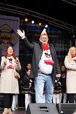 01 Biwak KG AMaB 2025-11-0 22  2 Mal Heimspiel  - Sonntagmorgen 9. November, Biwak der KG Alle Mann an Bord - die »Blauen Jungs« 1955 e.V., der „Heimathafen“ für unsere Christin und indirekt auch für se. des. Tollität. Ein Geschenk gab es auch, eine „Pömpel“ aus Marzipan. Danach dann zum Hoppditzerwachen der KG Südstern. Die Heimatgesellschaft in Serm von Pia und Toni. : DVPJ, Toni I, Jules I., Prinz Karneval, Prinz, Prinzessin Aileen I., Hofmarschälle, Page, Pagen, Paginnen, HDK, Duisburg, Karneval, Helau, Tollität, Event, Session 2025, Session 2025, HDK Duisburg, Hauptausschuss, Hauptausschuss Karneval Duisburg, Duisburg ist echt