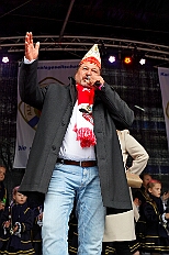 01 Biwak KG AMaB 2025-11-0 24  2 Mal Heimspiel  - Sonntagmorgen 9. November, Biwak der KG Alle Mann an Bord - die »Blauen Jungs« 1955 e.V., der „Heimathafen“ für unsere Christin und indirekt auch für se. des. Tollität. Ein Geschenk gab es auch, eine „Pömpel“ aus Marzipan. Danach dann zum Hoppditzerwachen der KG Südstern. Die Heimatgesellschaft in Serm von Pia und Toni. : DVPJ, Toni I, Jules I., Prinz Karneval, Prinz, Prinzessin Aileen I., Hofmarschälle, Page, Pagen, Paginnen, HDK, Duisburg, Karneval, Helau, Tollität, Event, Session 2025, Session 2025, HDK Duisburg, Hauptausschuss, Hauptausschuss Karneval Duisburg, Duisburg ist echt