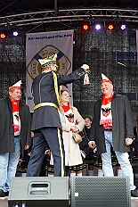 01 Biwak KG AMaB 2025-11-0 26  2 Mal Heimspiel  - Sonntagmorgen 9. November, Biwak der KG Alle Mann an Bord - die »Blauen Jungs« 1955 e.V., der „Heimathafen“ für unsere Christin und indirekt auch für se. des. Tollität. Ein Geschenk gab es auch, eine „Pömpel“ aus Marzipan. Danach dann zum Hoppditzerwachen der KG Südstern. Die Heimatgesellschaft in Serm von Pia und Toni. : DVPJ, Toni I, Jules I., Prinz Karneval, Prinz, Prinzessin Aileen I., Hofmarschälle, Page, Pagen, Paginnen, HDK, Duisburg, Karneval, Helau, Tollität, Event, Session 2025, Session 2025, HDK Duisburg, Hauptausschuss, Hauptausschuss Karneval Duisburg, Duisburg ist echt